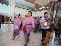 Sri Mulyani Cantik Berkebaya Sambil Kampanye Kurangi Plastik