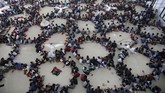 Sejumlah siswa duduk membentuk lingkaran seraya membaca Alquran di salah satu masjid di Medan, Sumatera Utara, pada hari pertama Ramadan, Senin (6/5). (REUTERS/Ahmad Ridwan Nasution)