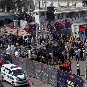 Puing-puing Berserakan Setelah Bom Meledak di Kuil Pakistan