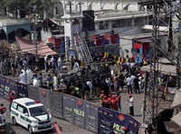Puing-puing Berserakan Setelah Bom Meledak di Kuil Pakistan