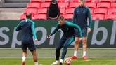 Bek Tottenham Hotspur yang juga mantan pemain Ajax Amsterdam, Jan Vertonghen, dipastikan bisa bermain setelah mengalami cedera di bagian wajah pada leg pertama. (Reuters/Matthew Childs)