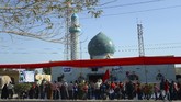 Warga Syiah Irak berkumpul di depan masjid setempat di Midhatiya, 60 mil di selatan Baghdad. (Haidar HAMDANI / AFP)