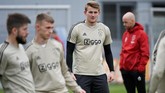 Kapten sekaligus bek tengah Ajax Amsterdam Matthijs de Ligt terlihat serius menjalani latihan terakhir jelang melawan Tottenham Hotspur. (REUTERS/Piroschka Van De Wouw)