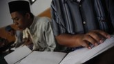 Penerima manfaat Rumah Pelayanan Sosial Disabilitas Sensorik Netra Bhakti Candrasa bertadarus menggunakan Alquran braille di masjid setempat, Solo, Jawa Tengah, Selasa (7/5). (ANTARA FOTO/Maulana Surya)
