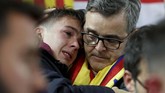 Suporter Barcelona tak bisa menahan kesedihan setelah melihat Lionel Messi dan kawan-kawan menelan kekalahan 0-4 dari Liverpool di Stadion Anfield yang membuat langkah mereka terhenti di semifinal Liga Champions. (Action Images via Reuters/Carl Recine)