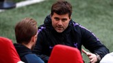 Manajer Tottenham Hotspur Mauricio Pochettino berbicara dengan Harry Kane pada latihan terakhir jelang melawan Ajax Amsterdam di Johan Cruyff Arena, Selasa (7/5). (Reuters/Matthew Childs)