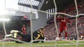 Divock Origi yang menggantikan peran Roberto Firmino bermain impresif dengan mencetak dua gol ke gawang Barcelona. (Action Images via Reuters/Carl Recine)