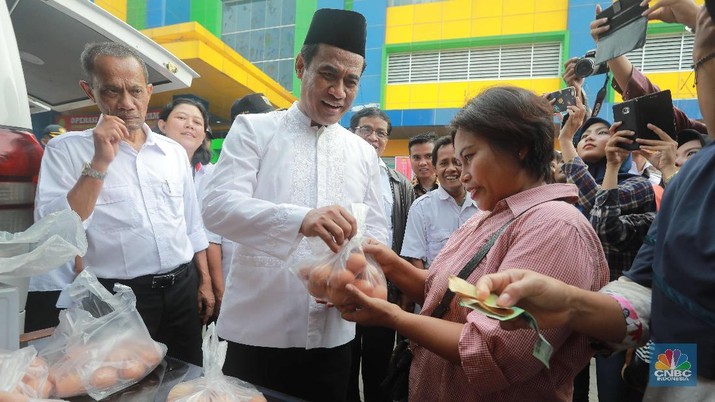Di Pasar Tebet Barat Jakarta Selatan, Menteri Pertanian Amran Sulaiman minta harga telur stabil di Rp 23.000/kg.