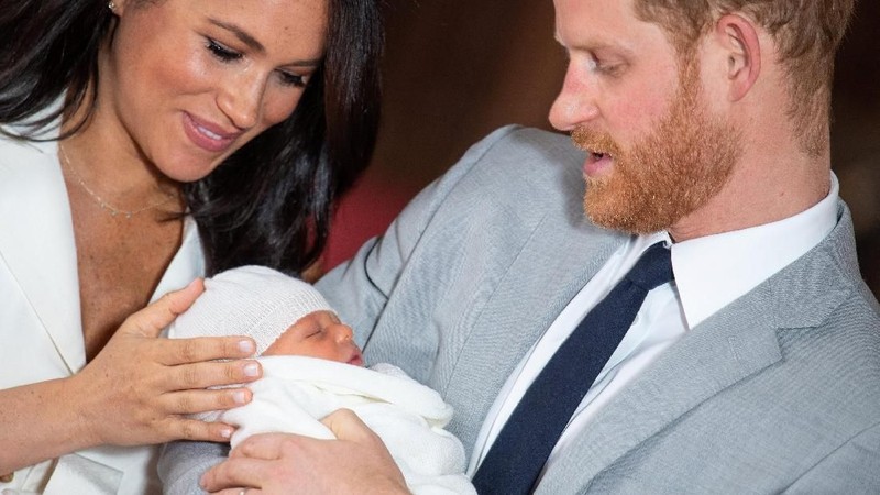Dua hari setelah melahirkan, Meghan Markle pun berdiri di sisi Pangeran Harry yang menggendong sang buah hati untuk menemui awak media di Kastel Windsor.