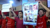 Para pemuda Syiah Irak mengangkat poster dan spanduk bertuliskan pesan persatuan agama. (Haidar HAMDANI / AFP)