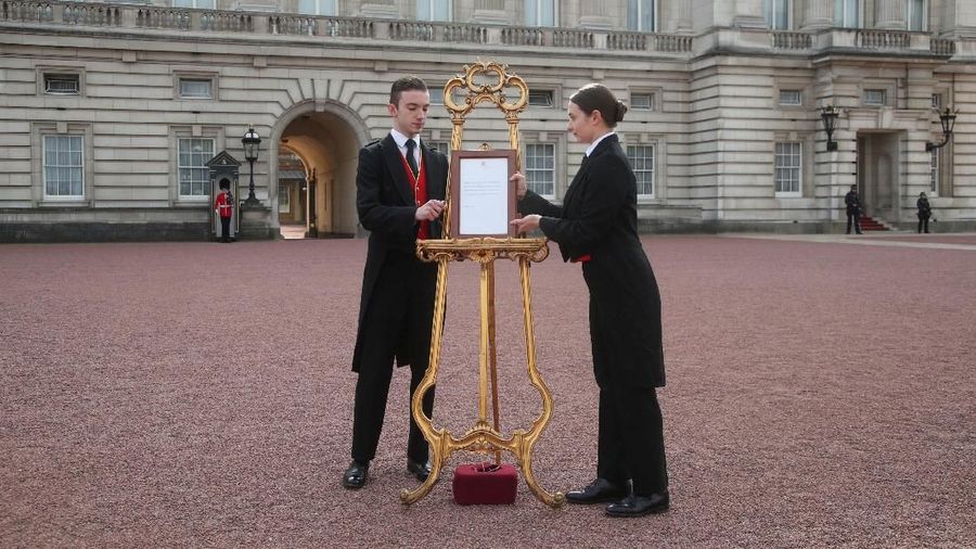 Dua hari setelah melahirkan, Meghan Markle pun berdiri di sisi Pangeran Harry yang menggendong sang buah hati untuk menemui awak media di Kastel Windsor.