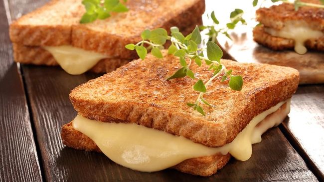  Resep  Menu Sahur Roti Panggang Kornet  Mozarella