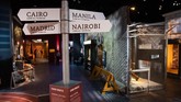 Pistol berbentuk lipstik, kamera sebesar kancing, senjata berbentuk payung, sampai alat seluncur berbentuk meja, dipajang dalam Museum Mata-mata Internasional di Washington, New York, Amerika Serikat. (SAUL LOEB / AFP)