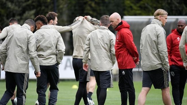 Pelatih Ajax Tolak Latih Barcelona