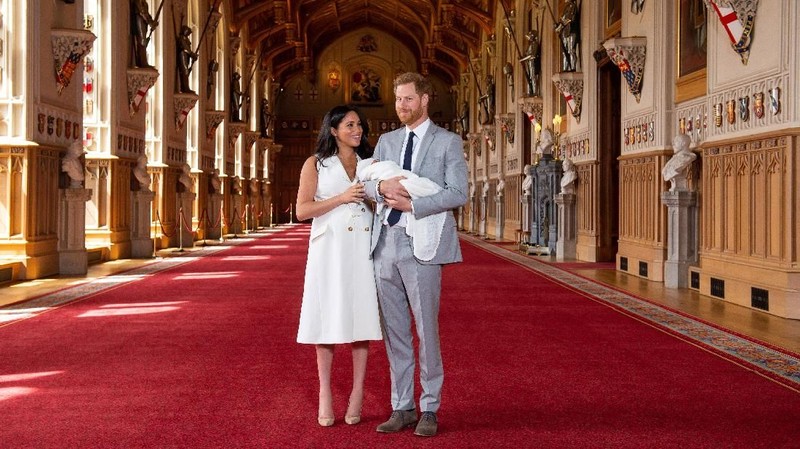 Dua hari setelah melahirkan, Meghan Markle pun berdiri di sisi Pangeran Harry yang menggendong sang buah hati untuk menemui awak media di Kastel Windsor.
