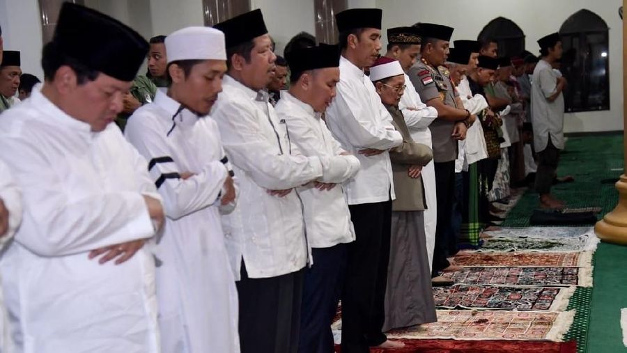 Presiden Joko Widodo (Jokowi) melaksanakan ibadah salat tarawih di Masjid Darul Arqam, Kota Palangkaraya, Provinsi Kalimantan Tengah, Selasa (7/5/2019).