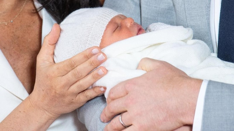 Dua hari setelah melahirkan, Meghan Markle pun berdiri di sisi Pangeran Harry yang menggendong sang buah hati untuk menemui awak media di Kastel Windsor.