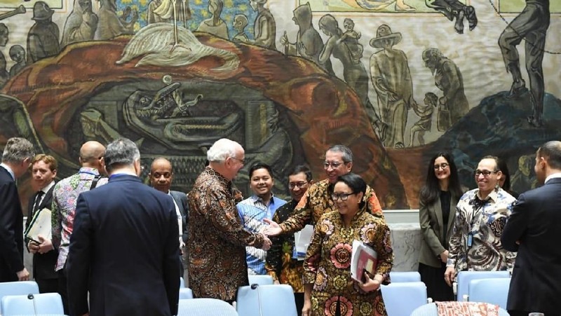Ruang sidang Dewan Keamanan PBB (DK PBB) dimeriahkan berbagai ragam motif batik dan tenun yang dikenakan para delegasi peserta pertemuan dari berbagai negara.