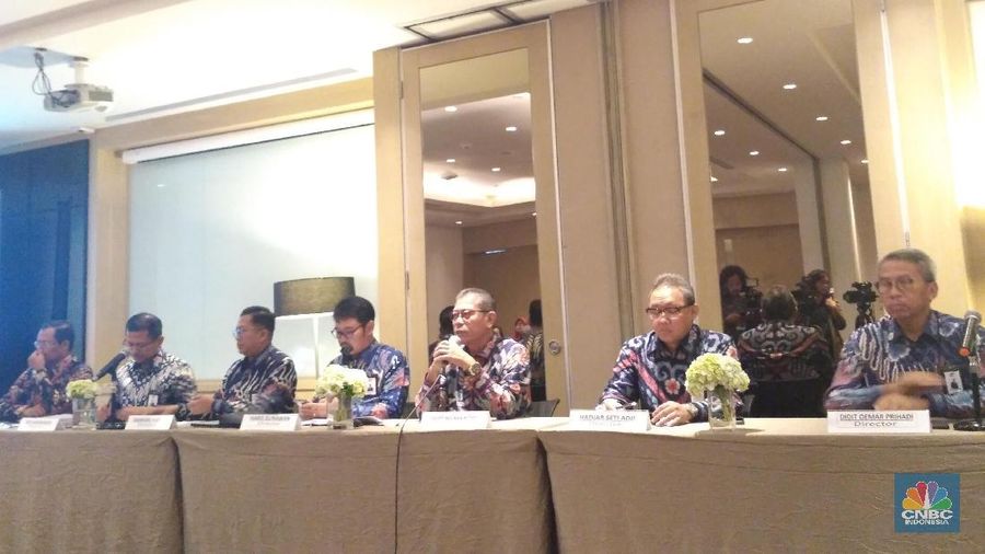 Dalam RUPST itu, dan putuskan terjadi sedikit perubahan jajaran direksi.