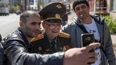 Dengan suara parau, seorang veteran Rusia berusia 100 tahun, Nikolay Begayev, menyampaikan pesan damai kepada cucunya dan dunia. (Reuters/Maxim Shemetov)