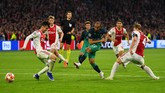 Lucas Moura jadi bintang kemenangan Tottenham Hotspur di markas Ajax Amsterdam dengan mencetak tiga gol ke gawang Andre Onana di Stadion Johan Cruijff Arena, Kamis (9/5) dini hari WIB. (REUTERS/Dylan Martinez)