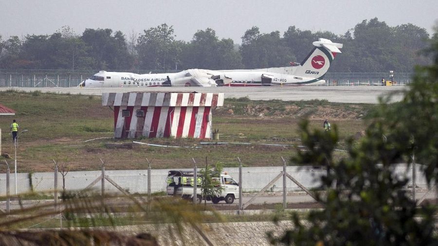 Pesawat Bombardier Dash tergelincir saat terjadi saat angin kencang melanda Myanmar, pesawat ini membawa 29 penumpang dan empat awak.