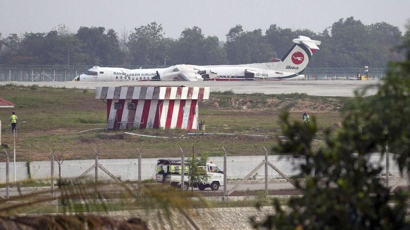 Pesawat Bombardier Dash tergelincir saat terjadi saat angin kencang melanda Myanmar, pesawat ini membawa 29 penumpang dan empat awak.