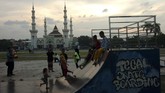 Sejumlah anak bersama orangtuanya bermain di Alun-alun Kota Tegal, Jawa Tengah, Rabu (8/5). Masyarakat setempat memanfaatkan alun-alun sebagai tempat ngabuburit atau menunggu waktu buka puasa tiba. (ANTARA FOTO/Oky Lukmansyah)