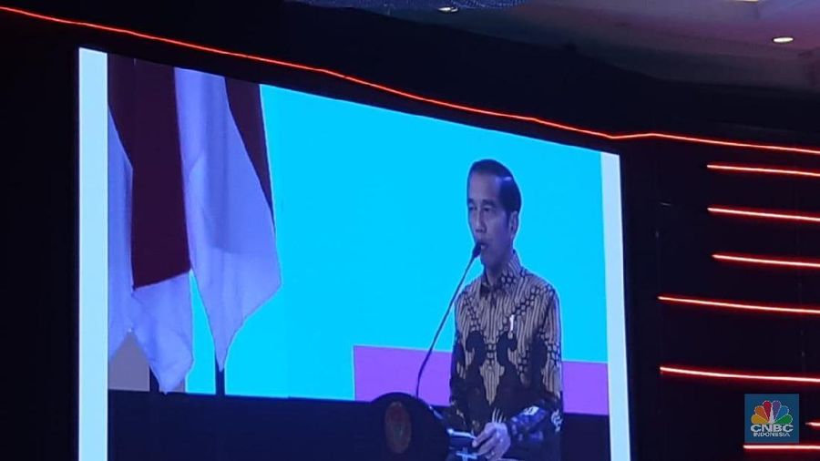 Permohonan maaf terlontar setelah Jokowi menyebut masih ruwetnya persoalan perizinan di Tanah Air.