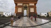 Pengunjung berada di area monumen Simpang Lima Gumul (SLG) Kediri, Jawa Timur, Selasa (7/5). Warga setempat memanfaatkan monumen yang mirip Arc de Triomphe di Paris, Prancis, tersebut sebagai tempat ngabuburit. (ANTARA FOTO/Prasetia Fauzani)