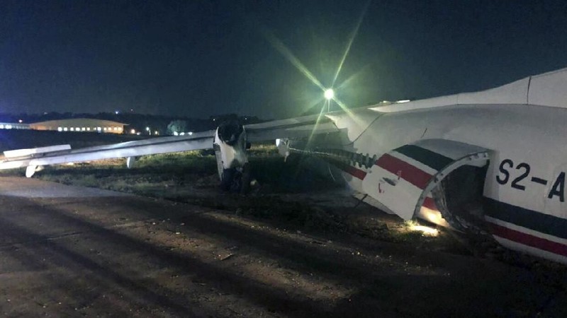 Pesawat Bombardier Dash tergelincir saat terjadi saat angin kencang melanda Myanmar, pesawat ini membawa 29 penumpang dan empat awak.