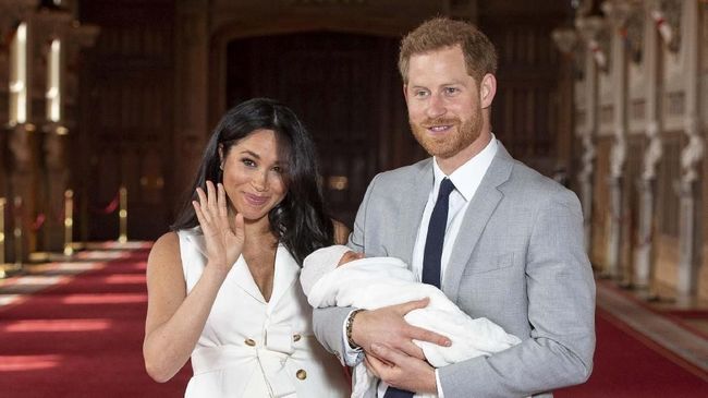 Harry-Meghan Unjuk Foto Kebersamaan Usai Pembaptisan Archie