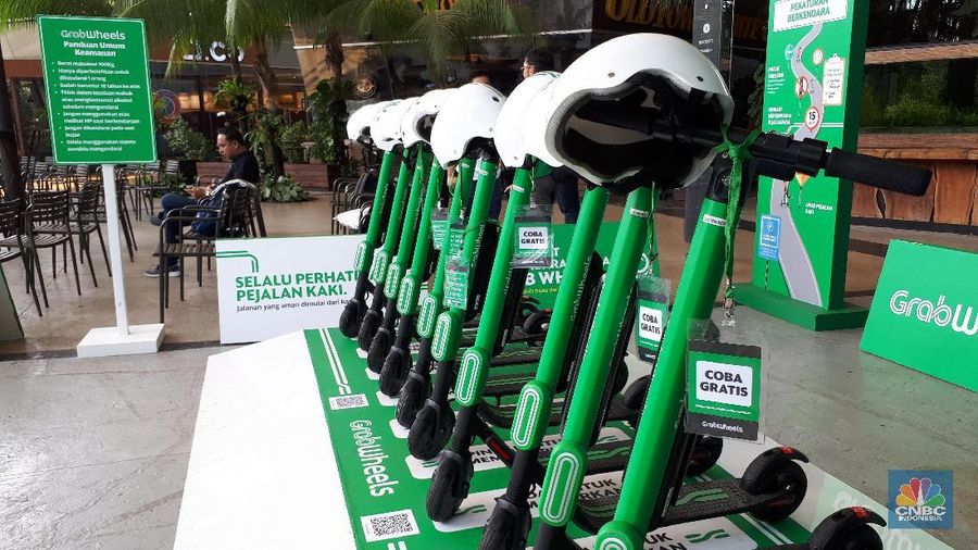 Setelah diluncurkan di pekan lalu, kini pengunjung terminal 3 Bandara Soekarno-Hatta bisa menggunakan otoped listrik Grab.