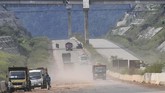 Pembangunan jalan tol yang menghubungkan Bandung dan Majalengka ini masuk dalam Proyek Strategi Nasional (PSN). (ANTARA FOTO/Puspa Perwitasari)