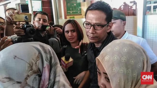 Beri Dukungan Moril, Ayah Hadiri Sidang Vanessa Angel