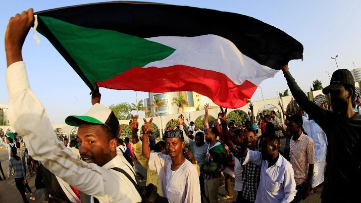 Ibadah Ramadan di Sudan (REUTERS/Mohamed Nureldin Abdallah) Sudanese protesters carry their national flag as they chant slogans before breaking their fast during the first day of the fasting month of Ramadan, in front of the Defence Ministry compound in Khartoum, Sudan May 6, 2019. REUTERS/Mohamed Nureldin Abdallah