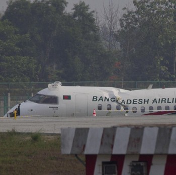 Tergelincir Saat Cuaca Buruk, Pesawat Jatuh & Lukai 17 Orang
