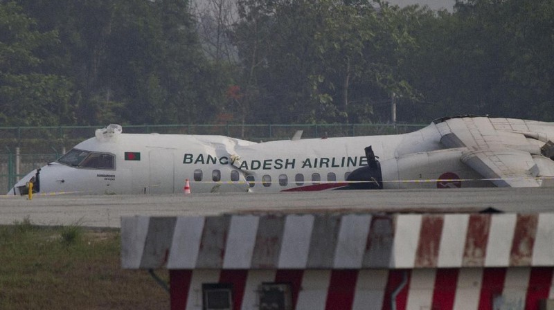 Pesawat Bombardier Dash tergelincir saat terjadi saat angin kencang melanda Myanmar, pesawat ini membawa 29 penumpang dan empat awak.