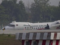 Tergelincir Saat Cuaca Buruk, Pesawat Jatuh & Lukai 17 Orang