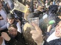 FOTO: Tawa Fan Tottenham, Duka Suporter Ajax