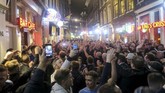 Kegembiraan tentunya lebih dirasakan oleh suporter Tottenham Hotspur yang mendukung langsung perjuangan 'The Lilywhites' di Amsterdam. (Reuters/Tom Jacobs)
