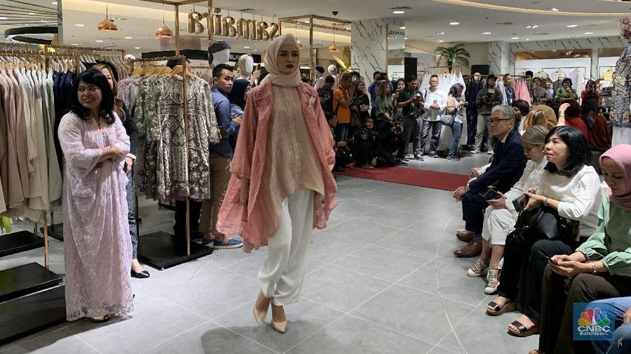 Baju muslim tak cuma mejeng di Tanah Abang, kini ada juga baju muslim khusus muslimah borju yang hadir di mal papan atas. 