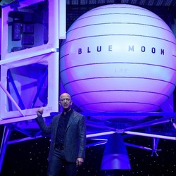 Elon Musk Ejek Blue Moon yang Diluncurkan Orang Terkaya Dunia