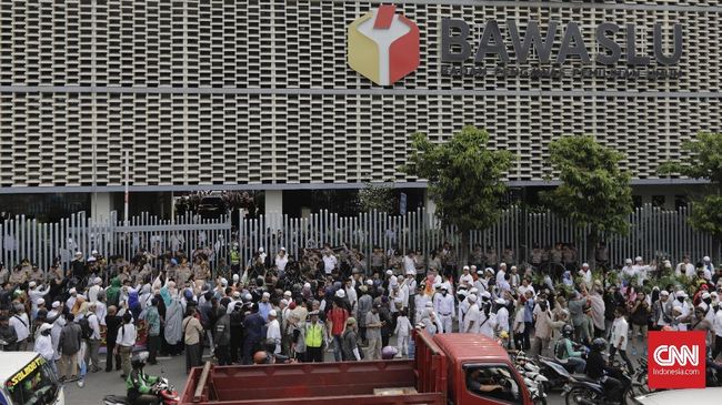 Ketika Selawat Brimob Dibalas Cemooh Massa Aksi di Bawaslu