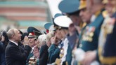 Pawai peringatan pada Kamis (9/5) tersebut disaksikan langsung oleh Presiden Rusia, Vladimir Putin. (Reuters/Maxim Shemetov)
