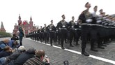 Selain pelontar rudal rudal jarak jauh, Rusia juga memamerkan sistem pertahanan misil S-400 kebanggaan mereka dalam pawai di Red Square ini. (Reuters/Maxim Shemetov)