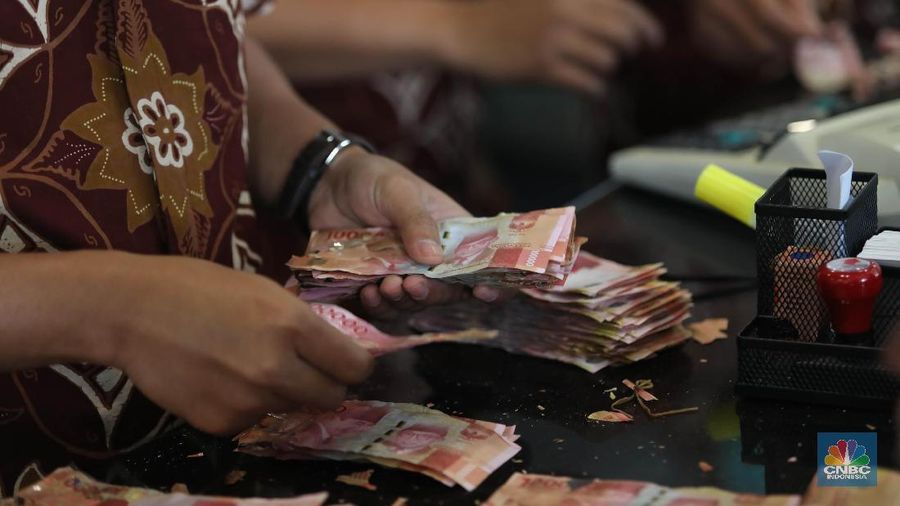 Pelemahan nilai tukar rupiah terhadap dolar Amerika Serikat (AS) kian memburuk di perdagangan pasar spot siang ini.
