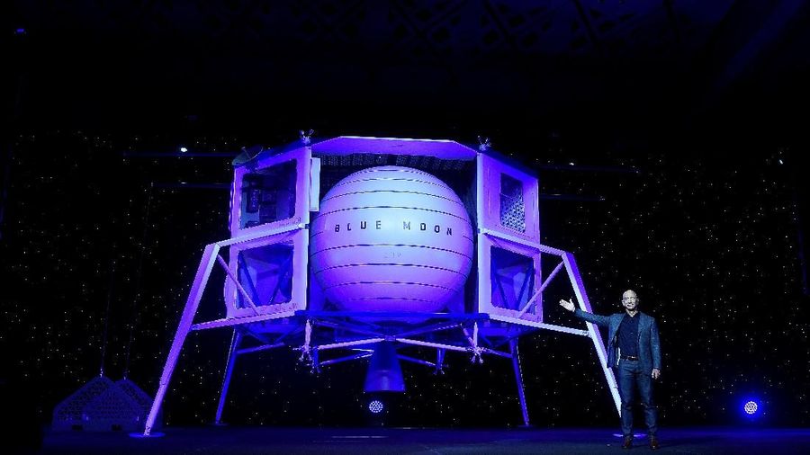 Blue Origin adalah perusahaan besutan orang terkaya dunia dan pendiri Amazon, Jeff Bezos yang memperkenalkan pesawat pendaratan bulannya bernama Blue Moon.