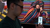 Selama enam minggu setelah pembukaan, StoryMaker Festival akan menyatukan 40 seniman, penyair, aktivis, musisi, fotografer, pembuat film untuk merayakan dan menginspirasi peserta agar menceritakan kisah mereka sendiri. (REUTERS/Clodagh Kilcoyne)
