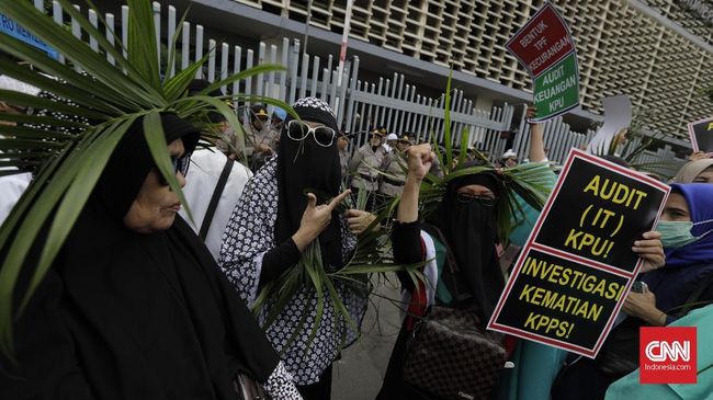 Coba Masuk Bawaslu, Emak-emak Massa Aksi Dorong Kawat Berduri